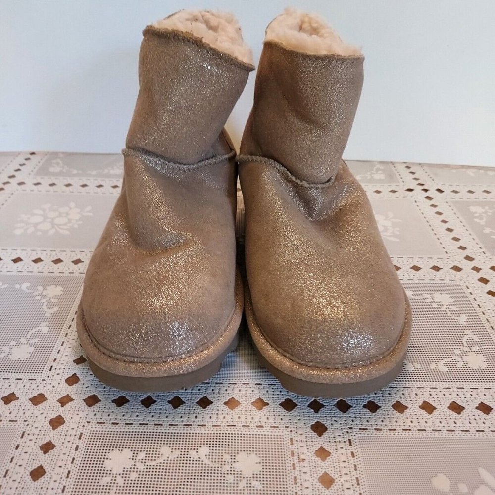 Bearpaw Women's Boot Slippers Size 8 Tan Sparkles Tassles Suede Upper Slip-on